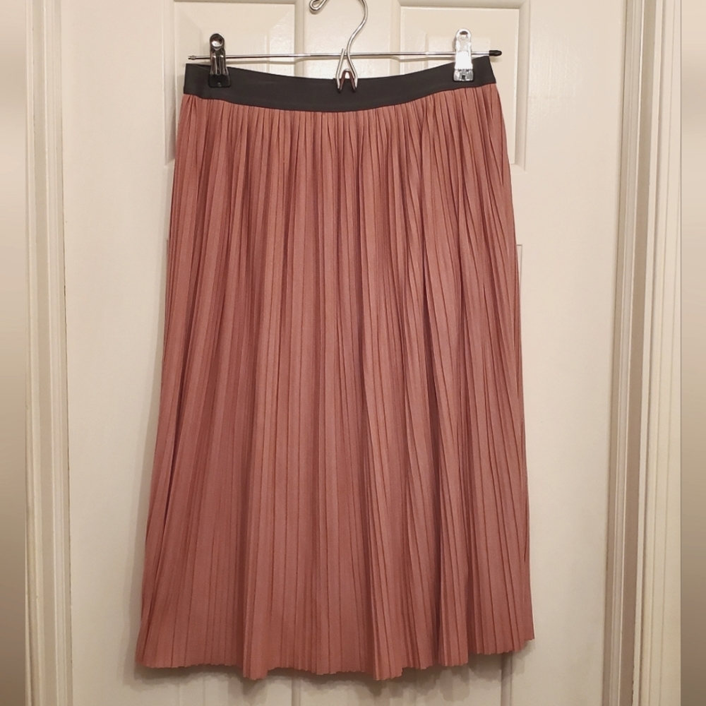 UNIQLO Dusty Rose Pleated Skirt - Size M - Knee Midi Length